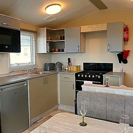 Plot 8 Lakeside Cabin, Wyldecrest, База отдыха