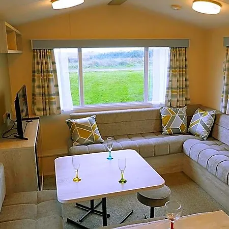Plot 8 Lakeside Cabin, Wyldecrest, База отдыха
