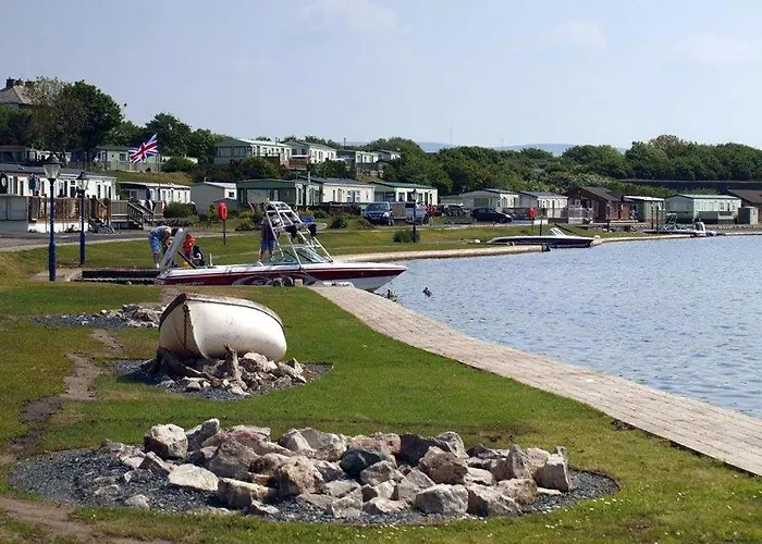 Plot 8 Lakeside Cabin, Wyldecrest, פארק נופש *