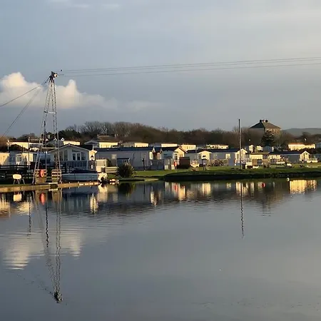 Plot 8 Lakeside Cabin, Wyldecrest, Tatil parkı Millom